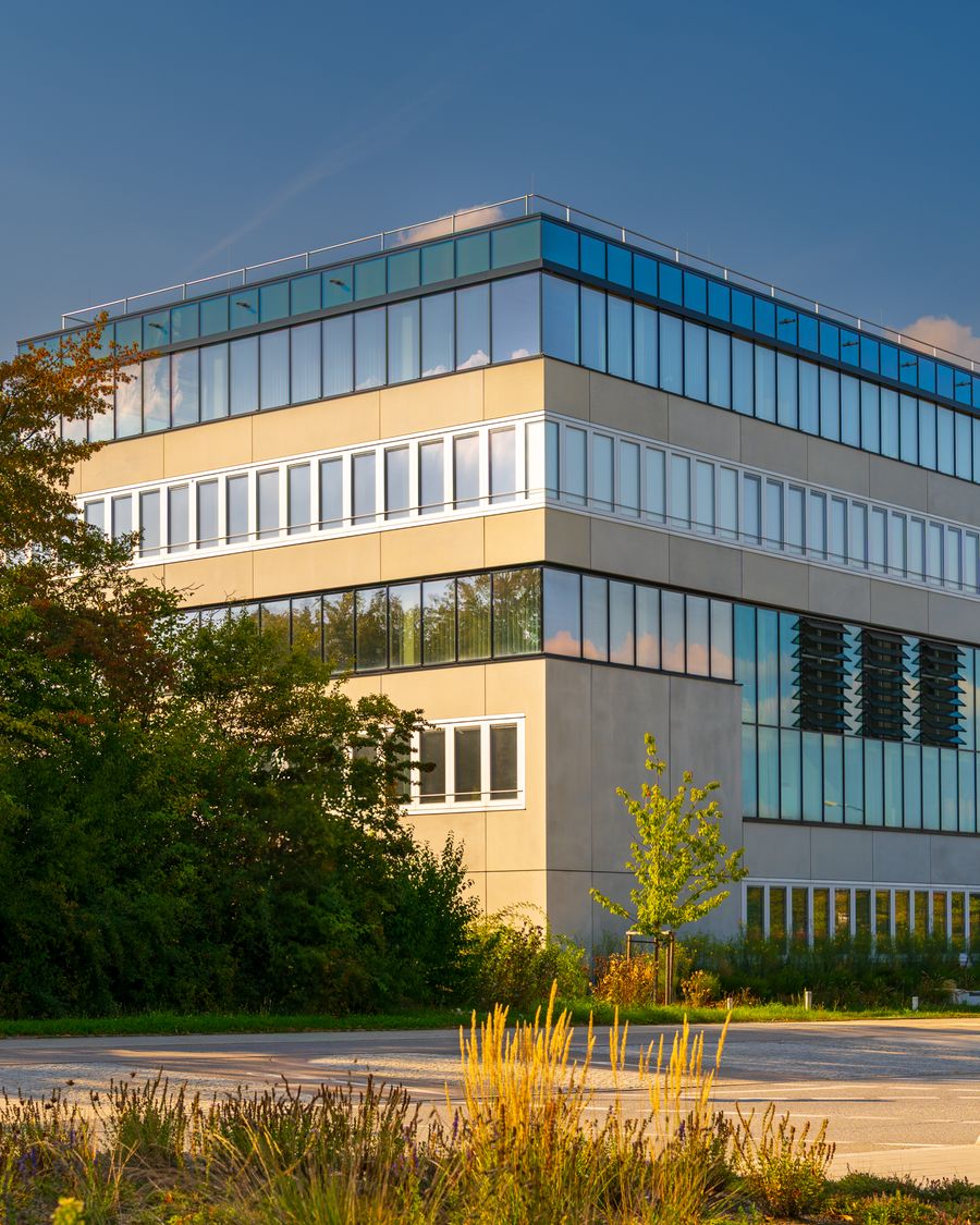 Edificio direzionale moderno con facciata vetrata immerso nel verde